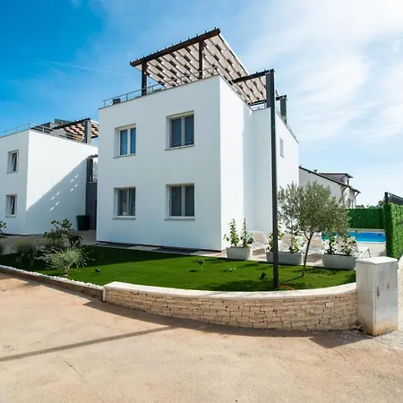 Vila Crowonder Adriana - With Heated Swimming Pool, Jacuzzi And Sauna