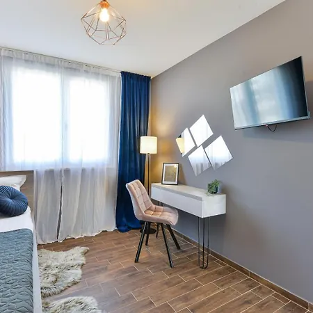 Crowonder Adriana - With Heated Swimming Pool, Jacuzzi And Sauna Vila *