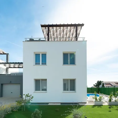 Crowonder Adriana - With Heated Swimming Pool, Jacuzzi And Sauna Vila *