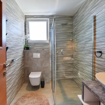 Crowonder Adriana - With Heated Swimming Pool, Jacuzzi And Sauna * 扎达尔