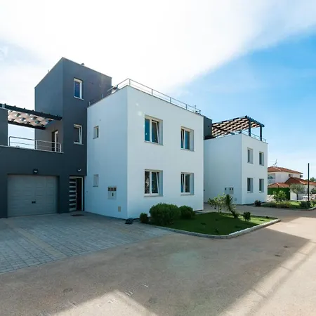 Crowonder Adriana - With Heated Swimming Pool, Jacuzzi And Sauna 扎达尔