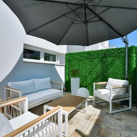 Crowonder Adriana - With Heated Swimming Pool, Jacuzzi And Sauna 扎达尔