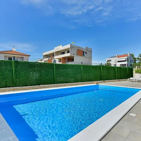 Crowonder Adriana - With Heated Swimming Pool, Jacuzzi And Sauna 扎达尔