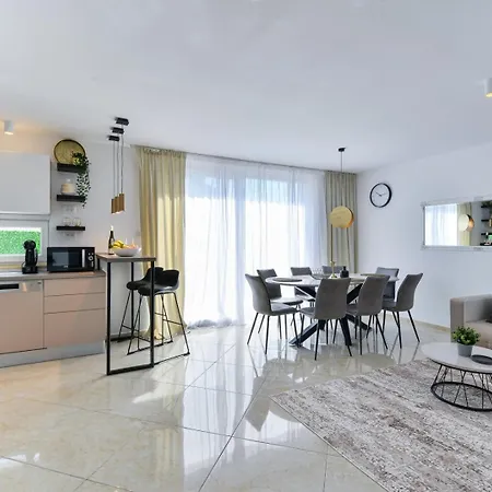 Crowonder Adriana - With Heated Swimming Pool, Jacuzzi And Sauna 别墅