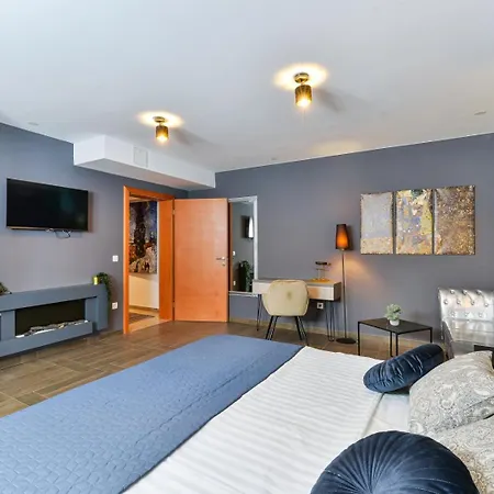 Crowonder Adriana - With Heated Swimming Pool, Jacuzzi And Sauna 扎达尔