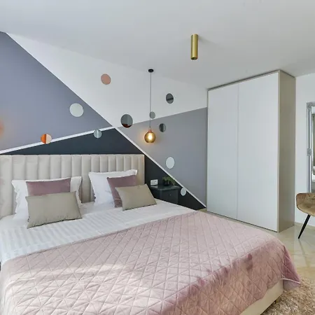 别墅 Crowonder Adriana - With Heated Swimming Pool, Jacuzzi And Sauna 扎达尔