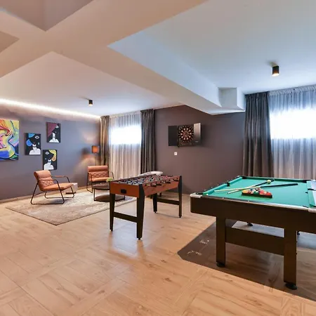 Crowonder Adriana - With Heated Swimming Pool, Jacuzzi And Sauna 别墅