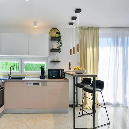 别墅 Crowonder Adriana - With Heated Swimming Pool, Jacuzzi And Sauna