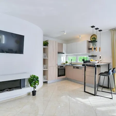 Crowonder Adriana - With Heated Swimming Pool, Jacuzzi And Sauna * 扎达尔