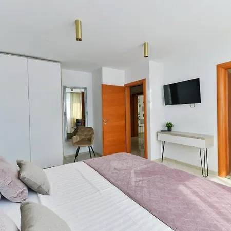 Вілла Crowonder Adriana - With Heated Swimming Pool, Jacuzzi And Sauna *